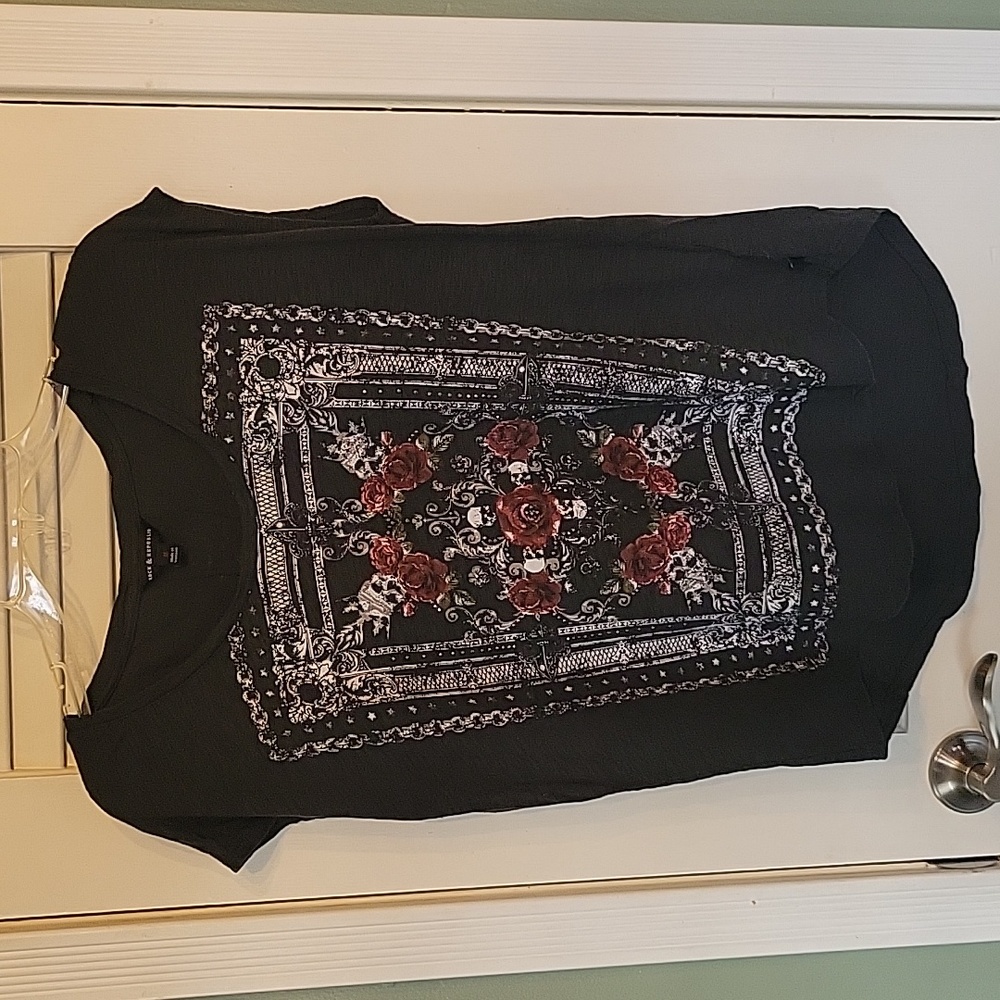 Rock and Republic ladies t-shirt. Very relaxed fit, slightly longer in the back.